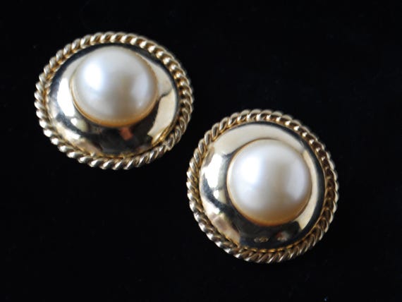 1980 vintage , statement , large button shape  cl… - image 9