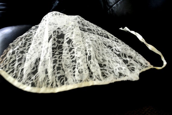 Wedding  vintage 50s white, cinched lace, bed, ni… - image 3