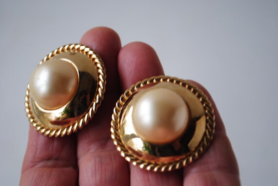 1980 vintage , statement , large button shape  cl… - image 4