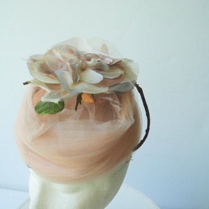 Glamour vintage 50s , dusty rose net lace fascinators, pill box shape , sculptured hat with large apple blossom on the top. By Milgrim. image 7