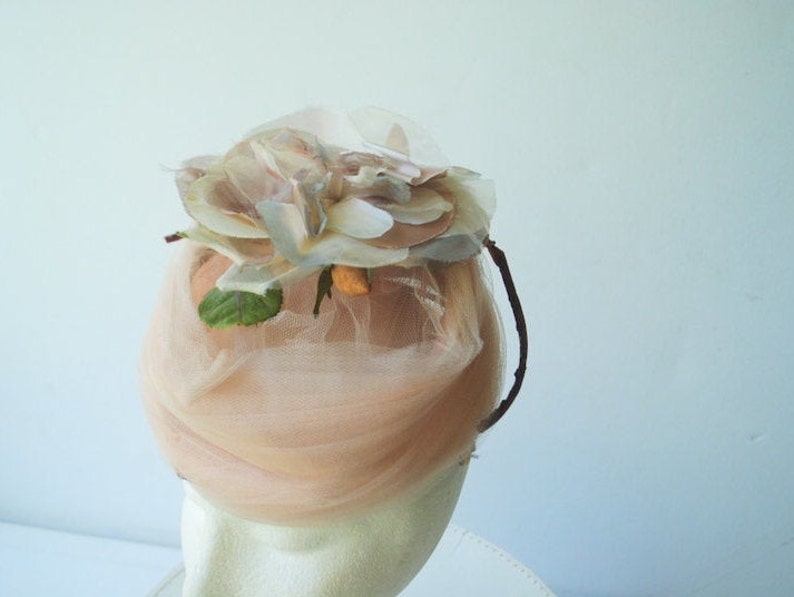 Glamour vintage 50s , dusty rose net lace fascinators, pill box shape , sculptured hat with large apple blossom on the top. By Milgrim. image 7