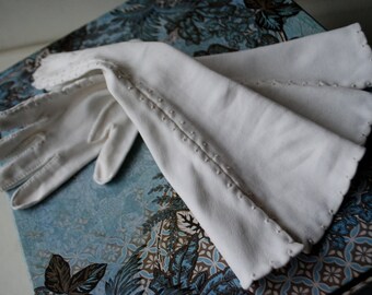 Wedding vintage 50s, white , thick cotton, hand made , musketeer's shape , long gloves. Size 7.