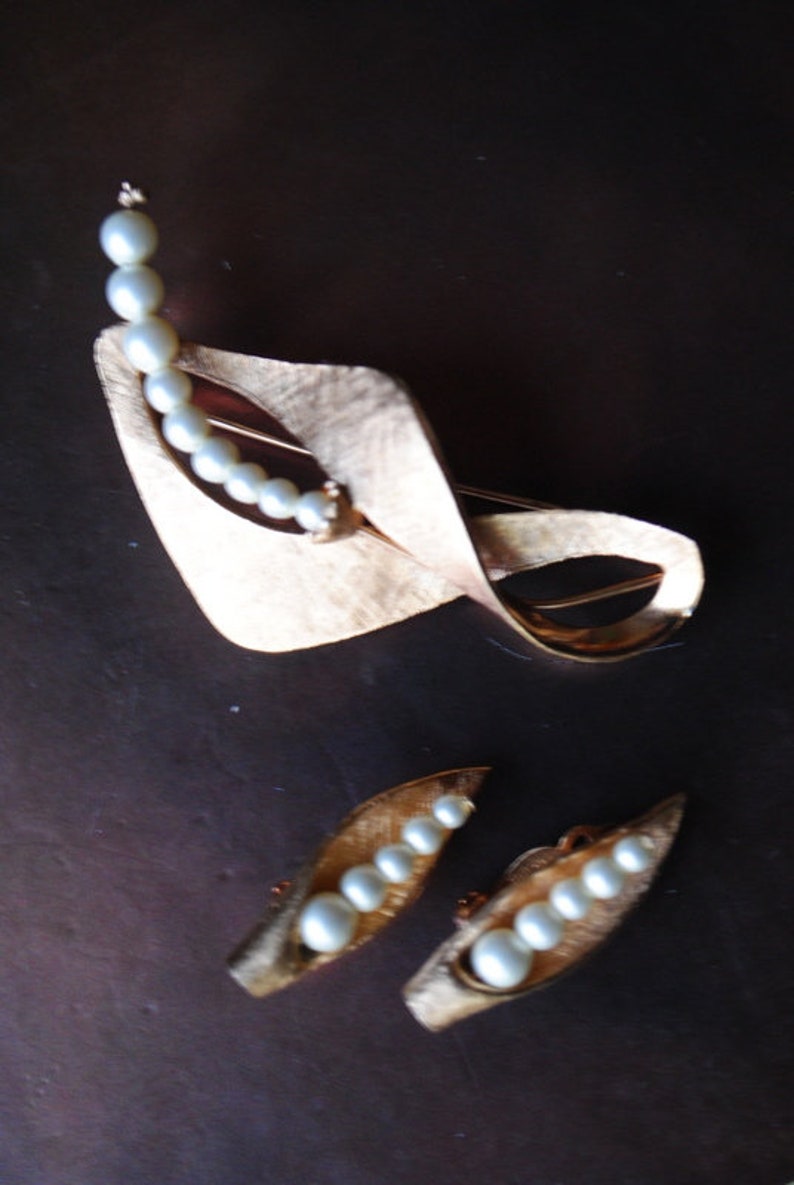 brooch and clip on earrings gold tone metsl broshed metal jewerly set Mod vintage 60s accented with a white pearls.Made by Pastelli.