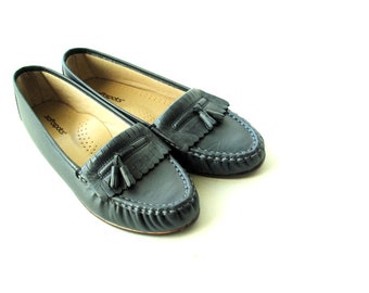 Classy vintage 90s,  navy blue genuine leather, mocassins style loafers with a lace and tassel. Made by Softsports. Size 9.