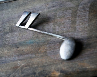 Mod vintage 60s, sterling silver music note pin. Made by Lang.