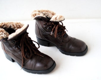 1996 vintage , dark chocolate  brown, genuine leather,  combat style  women's ankle  boots, faux sherpa  lining, size 8 1/2 M, by  Barbo.