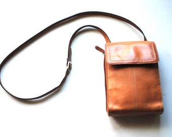 Millésime 2000, marron camel, cuir véritable souple, petit organiseur, bandoulière vertical, sac minimaliste. Par Tignanello.