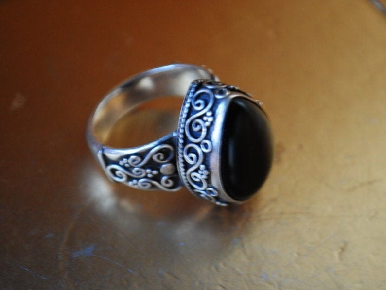 Dramatic vintage 90s unisex By Suarti Bali Size 11. oversize sterling silver 925 ornate ring with a teardrop shape genuine onyx
