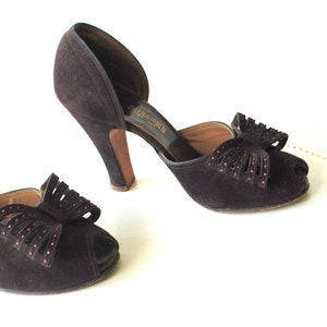Old Hollywood vintage 1940, dark chocolate brown , genuine suede pumps with a peep toe and large bow. By Russek's. Size 5 1/2B.