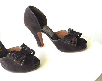 Old Hollywood vintage 1940, dark chocolate brown , genuine suede pumps with a peep toe and large bow. By Russek's. Size 5 1/2B.