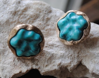 Mod vintage  80s, textured silver tone metal, round clip on earrings with a sculptured faux turquoise . By Bergere. Mint  condition.