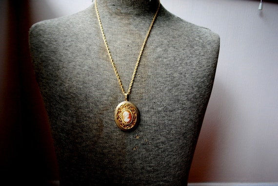 Victorian style  vintage 70s, gold tone metal, ca… - image 3