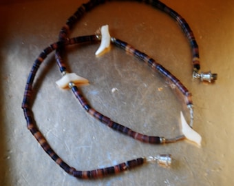 Millésime 1960, amérindien, collier ras de cou un brin, perles de coquillage Heishi brunes, trois oiseaux zuni en nacre blanche sculptée.