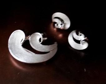 Mod vintage 60s, silver tone brushed metal , swirl design jewelry set: brooch and clip on earrings. Made by Trifari crown.  Mint condition.