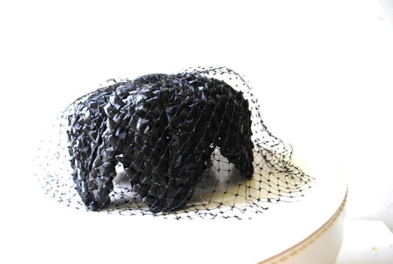 Classy vintage 60s, black,woven raffia pillbox ha… - image 2