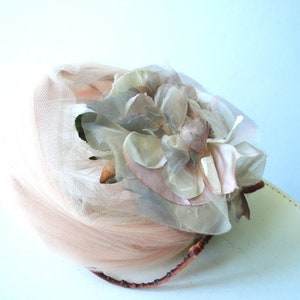 Glamour vintage 50s , dusty rose net lace fascinators, pill box shape , sculptured hat with large apple blossom on the top. By Milgrim. image 4