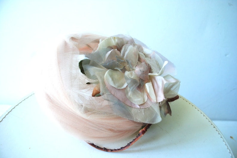 Glamour vintage 50s , dusty rose net lace fascinators, pill box shape , sculptured hat with large apple blossom on the top. By Milgrim. image 4