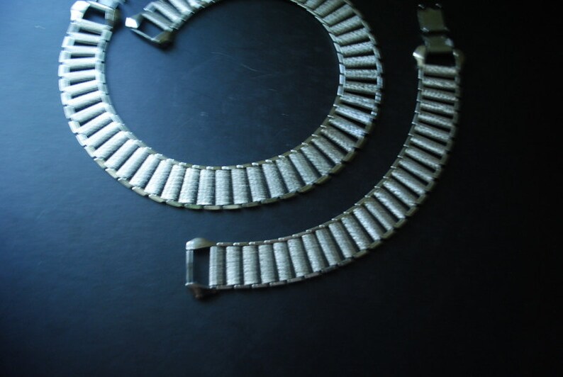 Industrial vintage 60s brushed silvertone metal parure: rectangular vertical links , necklace with a matching bracelet. Made by Judy Lee. image 3