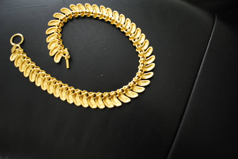 Mod Vintage 80s, Bold, Glossy Gold Tone Metal , Collar