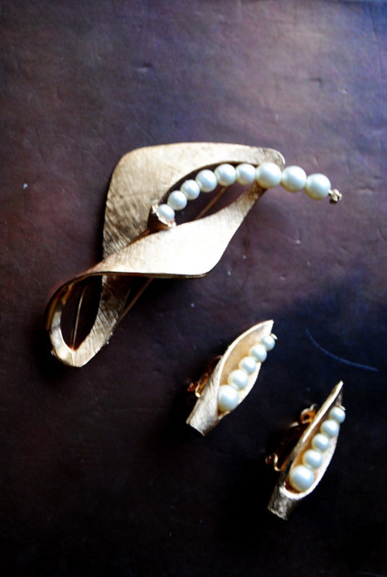 brooch and clip on earrings gold tone metsl broshed metal jewerly set Mod vintage 60s accented with a white pearls.Made by Pastelli.