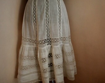 Vintage 1900, coton fin blanc, jupon de style édouardien avec des empiècements en dentelle délicate et des clous multi-épingles. Taille S-M.
