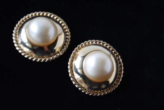 1980 vintage , statement , large button shape  cl… - image 5