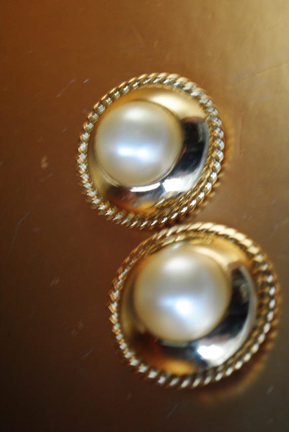 1980 vintage , statement , large button shape  cl… - image 8