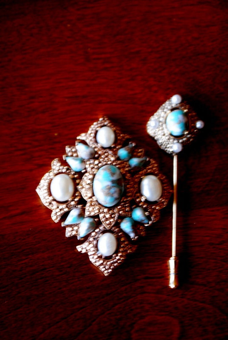 Sarah Coventry. Art nouveau vintage 70s jewerly set gold tone metal marcasite brooch hat /'s pin with a faux white pearls and turquise
