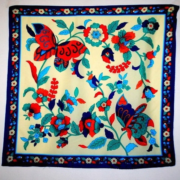 Art Nouveau vintage années 70s, soie blanc cassé, foulard carré avec une multi couleur, patché, imprimé graphique des fleurs folkloriques et du papillon.