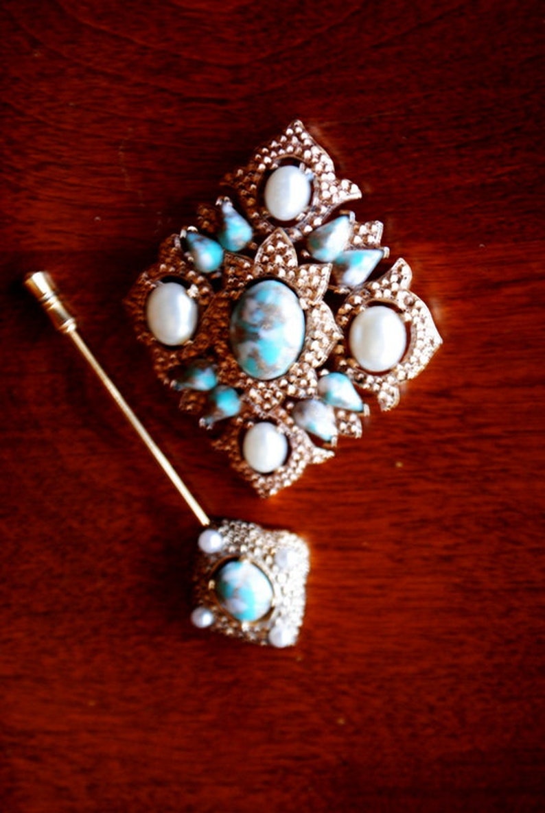 Sarah Coventry. Art nouveau vintage 70s jewerly set gold tone metal marcasite brooch hat /'s pin with a faux white pearls and turquise