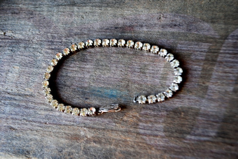 teniss bracelet with a clear rhinestones Classy vintage 60s sterling silver Size7.