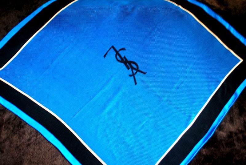 1990年代の豪華なヴィンテージ、ブルーシルクの大判スカーフ。黒の