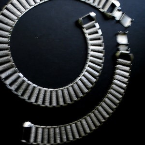 Industrial vintage 60s brushed silvertone metal parure: rectangular vertical links , necklace with a matching bracelet. Made by Judy Lee. image 2