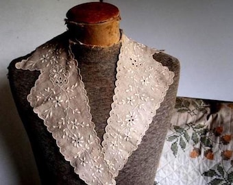 Abito lungo in lino beige del 1940 con colletto lungo, bordi smerlati, forma a zig-zag, scollo a V, pizzo traforato, ricamo floreale, taglia unica.