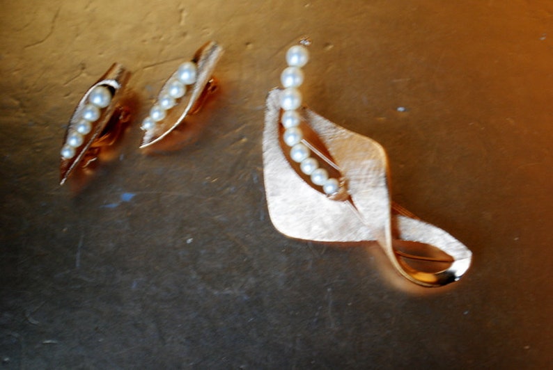 brooch and clip on earrings gold tone metsl broshed metal jewerly set Mod vintage 60s accented with a white pearls.Made by Pastelli.