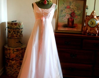 Prinses vintage jaren 60 poederroze organza met Zwitserse stip, Empire-taille, maxi-jurk. Maat 6 voor een lang figuur.