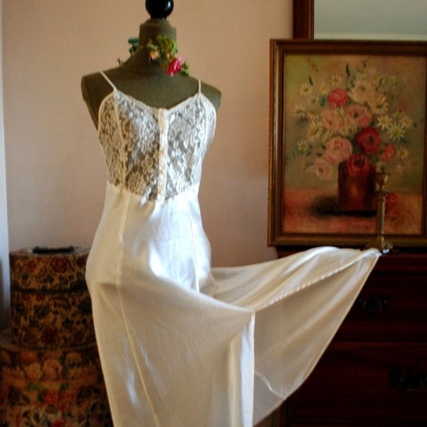 Bridal  vintage 1990, crisp white glossy polyester, classy slip dress with a lace front. By Cassini Intimates. Size M.