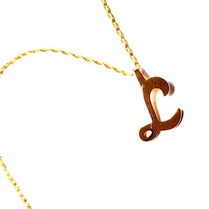 Delicado colar de metal dourado vintage de 1990 com pingente inicial da letra L. Avon não assinado.