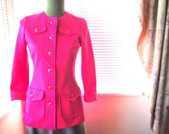 Mod vintage 60s, rasberry  pink  100% trevira star polyester fiber jacket with a pckets and flaps. Made by Kimberly. Size Small.