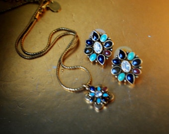 Boho vintage 90s gold tone metal necklace with multicolor  stones ,flowers shape pendant and matching pierced earrings. Made by Anne Klein.