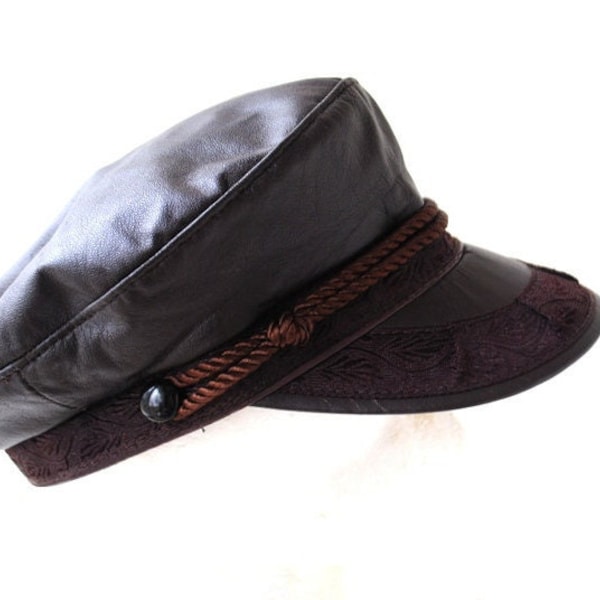 Millésime 1990, chapeau-casquette de pêcheurs grecs en cuir véritable marron chocolat foncé, bande de brocart, bordure en corde. Taille X-Large, fabriquée aux États-Unis.