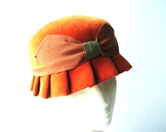 Art deco vintage 20s, velvet terracota, , hand made ,cloche style hat with a pleated brim and front grosgrain bow.Size 21.
