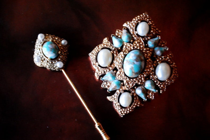Sarah Coventry. Art nouveau vintage 70s jewerly set gold tone metal marcasite brooch hat /'s pin with a faux white pearls and turquise