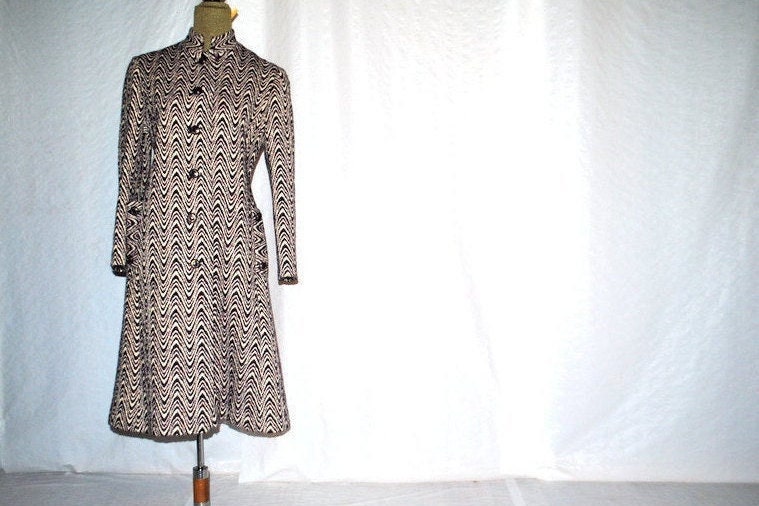 【vintage】 Oversizecoat Mod Mod Vintage 60s, White and Plum , Zigzag Pattern, Tapestry