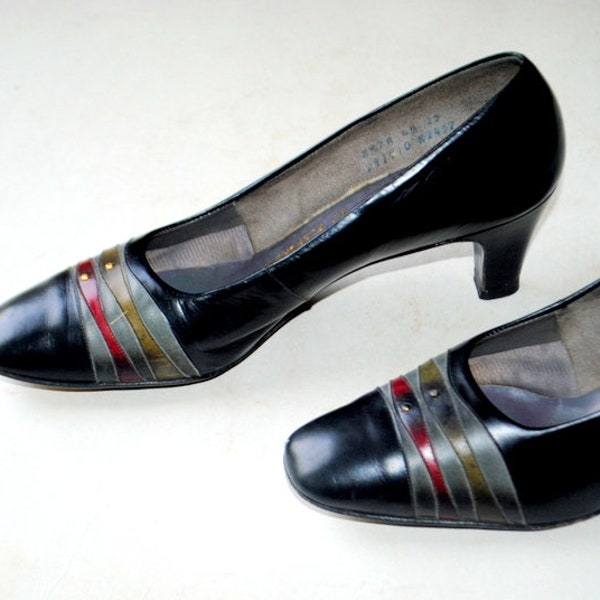 Mod vintage  1960, black genuine leather  pumps with  multicolor straps and studs  on the front.  Serena Des for  Florsheim.Size  81/2 , 2A