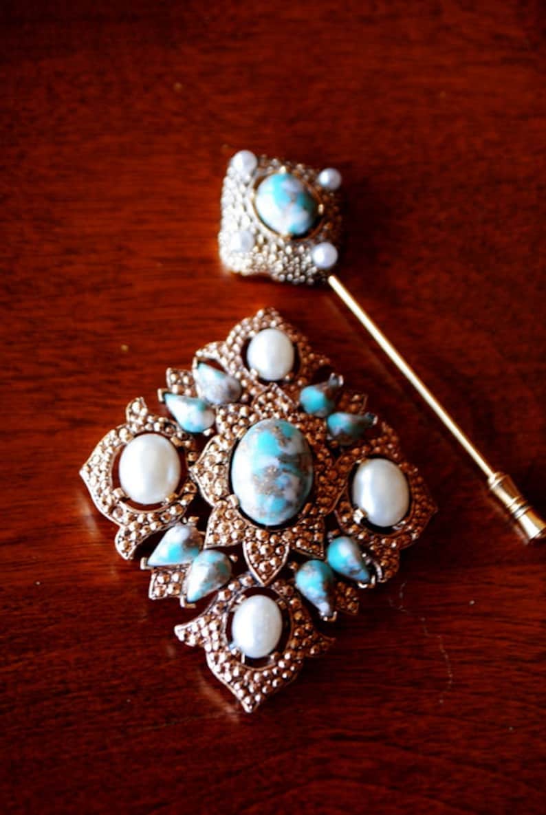 Sarah Coventry. Art nouveau vintage 70s jewerly set gold tone metal marcasite brooch hat /'s pin with a faux white pearls and turquise