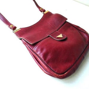 1970 vintage, cranberry rot / burgundy echtes Leder , kultige 70er Stil Schulter Handtasche, goldfarbenes Metall, Art Deco Details.
