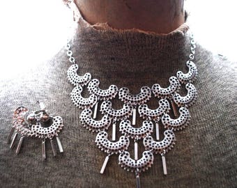 Boho vintage 70s silver tone combine metal, jewerly set "Charisma": bib choker necklace and clip on earrings. Made by Sarah Coventry.