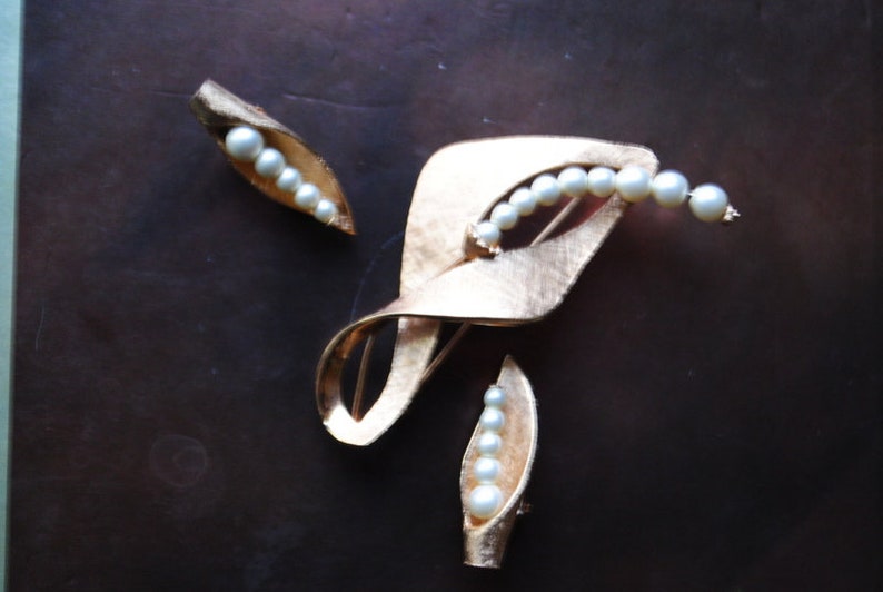 brooch and clip on earrings gold tone metsl broshed metal jewerly set Mod vintage 60s accented with a white pearls.Made by Pastelli.
