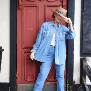 Cowboy Geist. Vintage 1980er Jahre hellblauer Denim-Jeansanzug: weites Hemd und High Waist Jeans. Von Blue Zone.Größe 37.